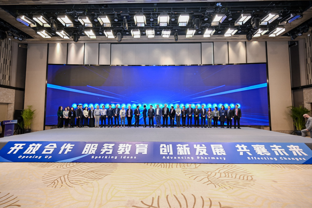 The Senior Delegation from the Hanoi University of Pharmacy has participated in  the 2nd International Conference on the Development of Pharmacy Schools in Nanjing, China.